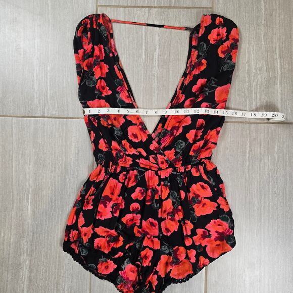 Billabong Midnight Hour Sleeveless Floral Romper Size Medium - Picture 2 of 8